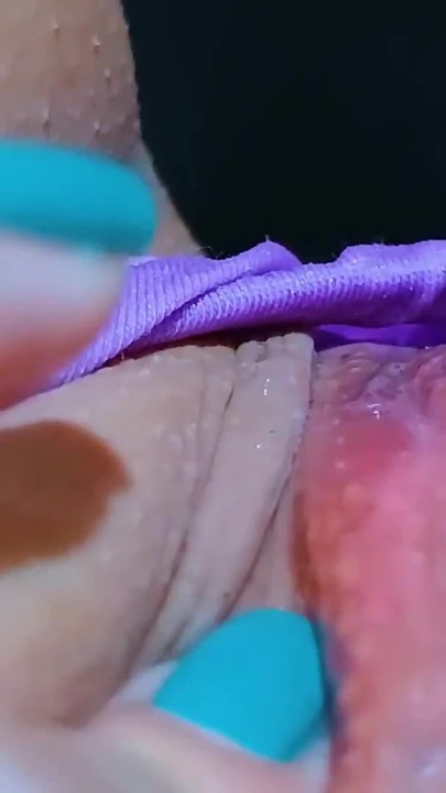 "Bayanlar odasında riskli eğlence! Azgın piliç bakış açısı kamerasında güzel amını parmaklıyor"