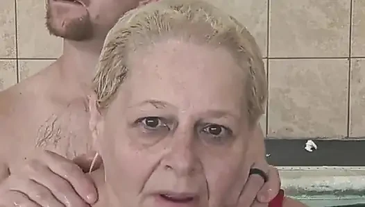 İri güzel kadın prenses yaramaz üvey babasıyla yarağını su altında emiyor
