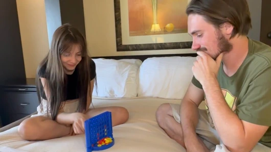 Ateşli genç bir esmerle 4 striptiz oyunu bağla