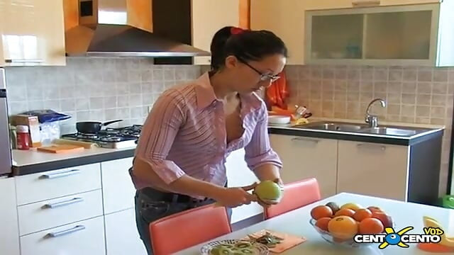 Porno seçmelerinde sıradan insanlar. Üvey anne üvey oğluna iyi bir sakso çekerek günaydın diyor.