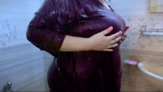 Zawjat sakhinat tastahimu fi mirhad alfunduq thuma yumaris alzawj aljins mae farjiha