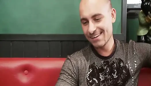 Vahşi Grup Seks: Sarışın Sürtükler Kanepede Sert Sikiliyor!