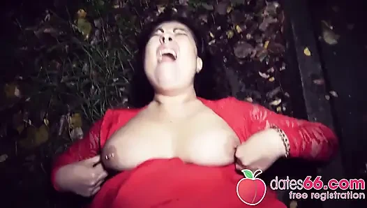 Azgın orta yaşlı seksi kadın Liz De Lane için açık havada sikişiyor! (İngilizce)