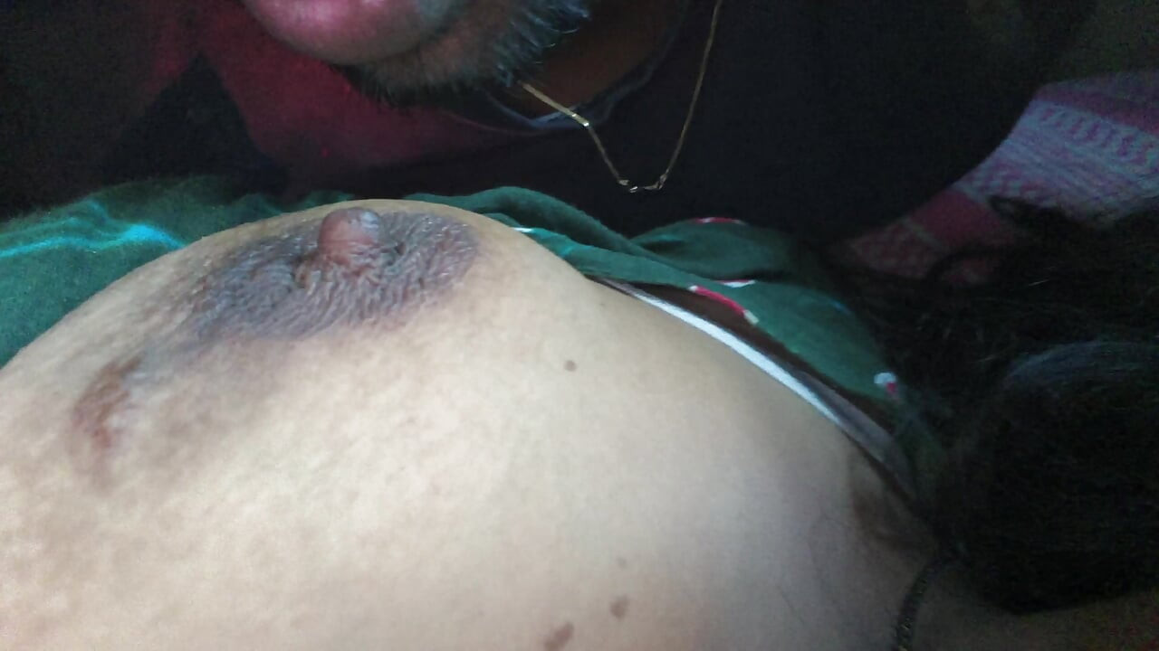 Hintli ateşli seksi evli kadın ağızlarına yarak alma havasında