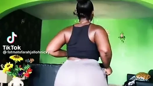 Grosse pute en short moulante