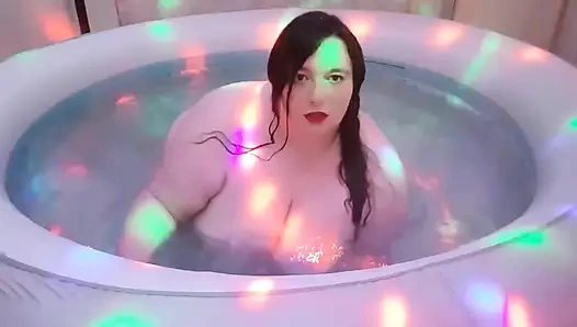 İri güzel kadın jakuzide çıplak göğüsleriyle oynuyor