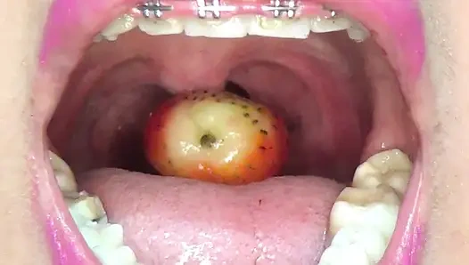 Bir sürü büyük çilek yuttum!!