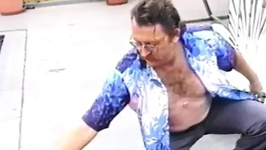Olgun adam birkaç oyuncu kızın yalamasını ve ovmasını izlemeyi seviyor