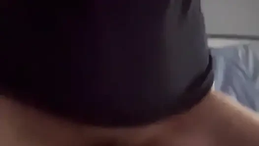 Orta yaşlı seksi kadın sabah erken saatlerde amcığını sikmeyi seviyor