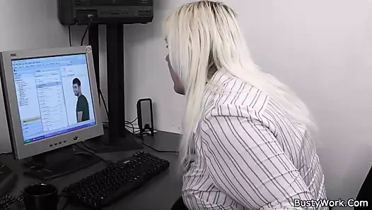 Sarışın sekreter seksten önce büyük yarak oral seks yapıyor