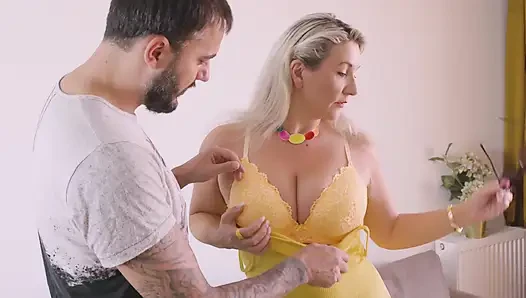 Büyük memeli sarışın orta yaşlı seksi kadın kanepede kalın yarağa biniyor