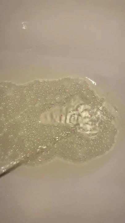 Ağır çekimde işemek.