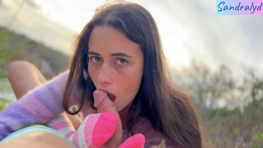 Esnek kız çorap giyerek sakso çekiyor