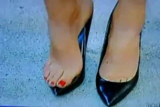 Seksi ayakları ve yüksek topukluları gösteren muhabir (sessiz)