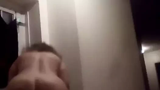 Azgın beyaz kız seksi kıçını sallıyor