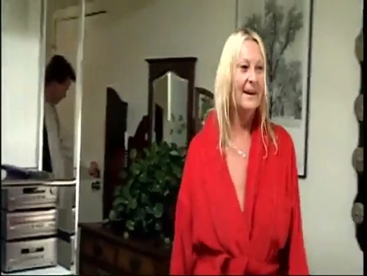 Olgun büyük memeli sürtük kanepede derine almak için bacaklarını aralıyor
