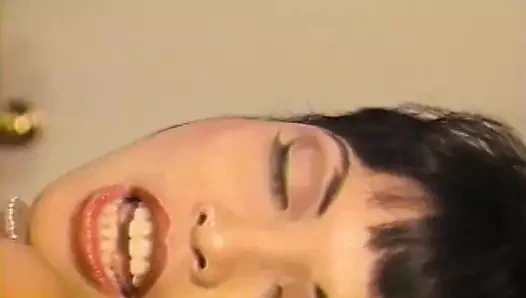 Büyük memeli ve topuklu siyah saçlı kızlar masada birbirlerinin amlarını yalıyor