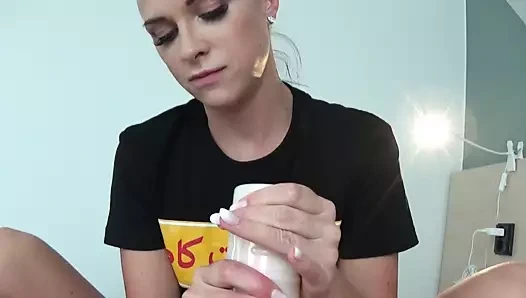 Aldatan eş yapmak ona erkek arkadaş boşalmak ile onun favori Fleshlight kedi