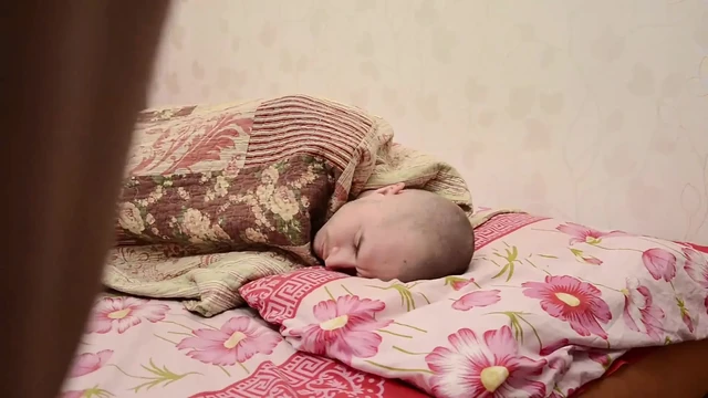 Sevimli genç kız kadın egemenliğinin tadını çıkarıyor