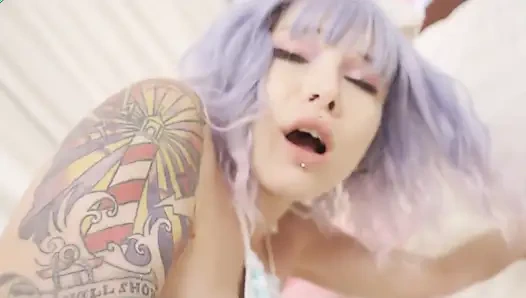 Sevimli kitty dildoya biniyor. Karneli Bandi