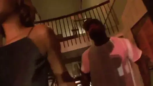 Onunla mağazanın dışında komplekste buluş