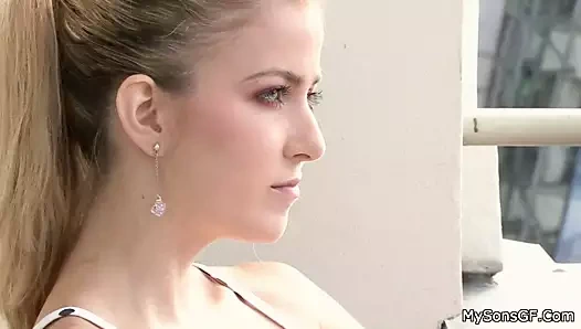 Aldatan kız arkadaş baskın yapıyor ve kayınpederi tarafından sikiliyor