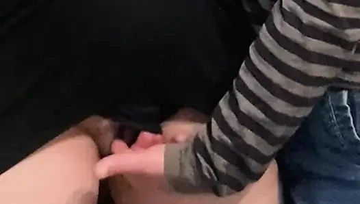 Azgın sapık kız herkesin içinde elbisenin altında parmaklıyor