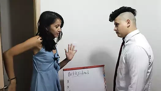 Dersten sonra öğretmenimi sikiyorum ve üzerime boşalmasını sağlıyorum