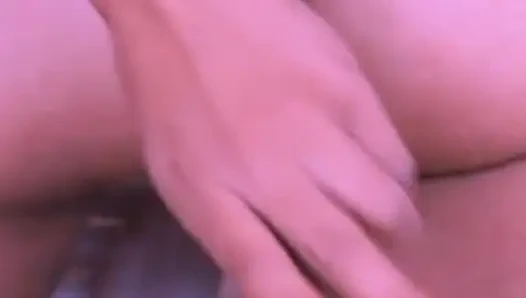 Sekreter üvey oğlunu kapıda karşılıyor ve ona biniyor