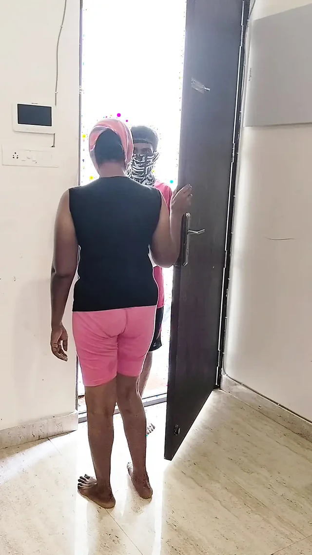 Портной помощник, паренек хитростью меряет и трахает одинокую жену