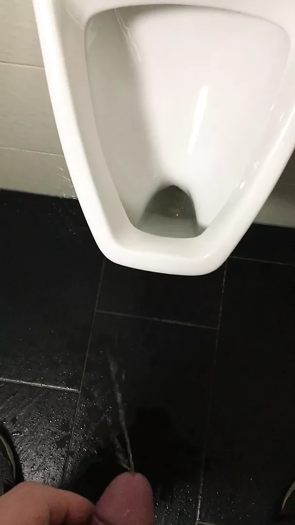 Писсинг на унитаз на работе