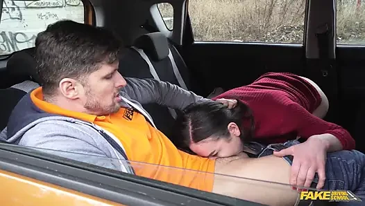 Fake Driving School - Nataly Gold попадает в машину, не надевая трусики