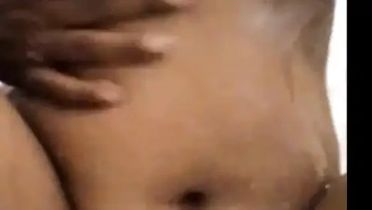 Hintli kız banyoda banyo yapıyor - ateşli asmr videosu