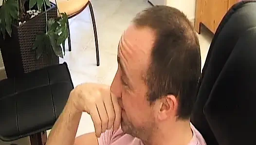 Sarışın Fransız fahişe yüze boşalmadan önce iki yarağa biniyor