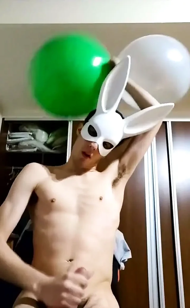 Bunny looner yayında mastürbasyon yaparken büyük balonlar patlatıyor