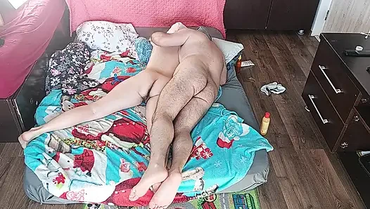 Ateşli amatör bir çiftin vücuda yağ ile şehvetli masajı.