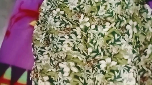 Seksi kavita kannada amcığını parmaklıyor ve göğüslerini gösteriyor