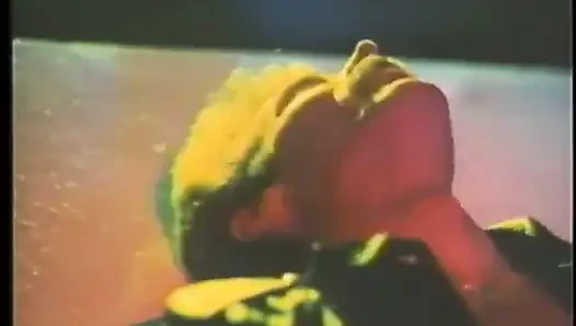 Seksi fahişeler iyi sürtükler gibi dizlerinin üzerinde yarak emiyor