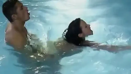Büyük memeli Alman sürtük havuzda sikiliyor