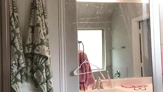 Sıcak bir duşta düzgün vücutlu kadın