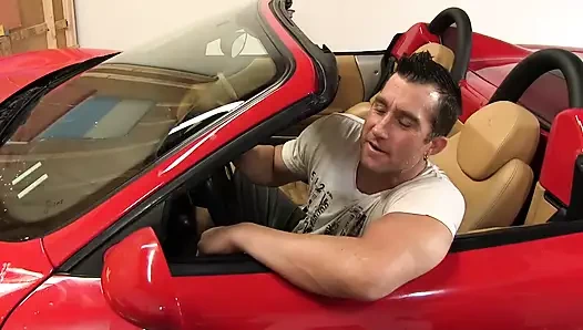 Büyük memeli ateşli sarışın sikişmeyi ve ağzına boşalmayı seviyor