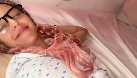 Çirkin dady'mle odayı paylaşıyorum, lordum beni iyi sikiyor ve tüm sütümü alıyor