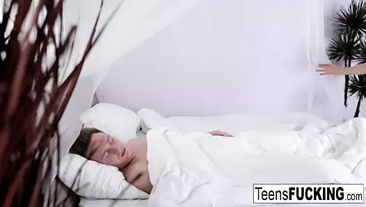 Tatlı genç melek sürmek horoz için bir Creampie