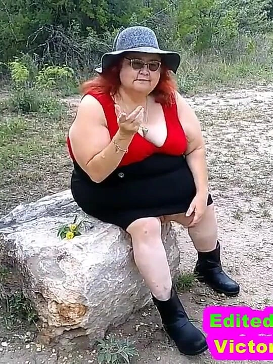 Seksi hemşire Vicki parkta yürüyor teşhir ediyor ve seni azdırıyor