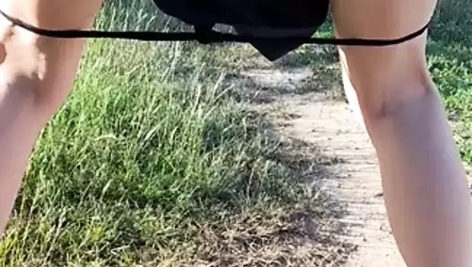 Halka açık parkın içinde kameraya boşalıyor