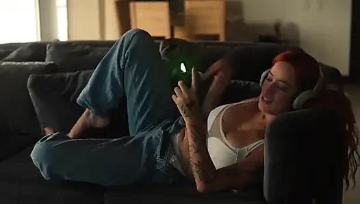 Irklararası: Roommie'i mastürbasyon yaparken yakalıyorum ve beni o kadar azdırıyor ki ilk lezbiyeni sırasında onu iyi sikiyorum