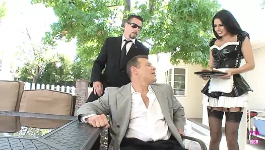 Ateşli esmer hizmetçi sikiliyor ve amını yakışıklı patronu tarafından yalatıyor