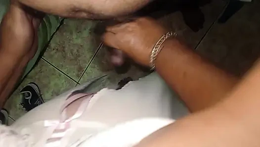 İri göğüslü olgun kadın iyi bir yarak emiyor