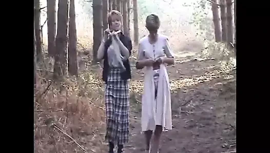 sara et jade dans les bois