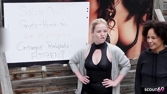 İki Alman kaltak Mia Adler ve Lia Amalia prezervatifsiz sikişmek için yabancıyı tavlıyor